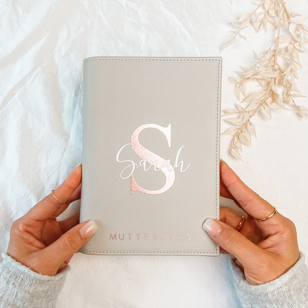 Mutterpasshülle NAME + INITIAL