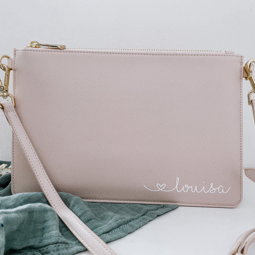 NobleDeer® Premium Umhänge- & Clutch-Tasche WUNSCHNAME "Herzchenschrift" (personalisiert)