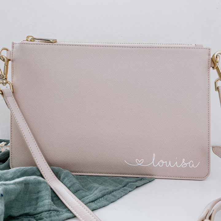 NobleDeer® Premium Umhänge- & Clutch-Tasche WUNSCHNAME "Herzchenschrift" (personalisiert)