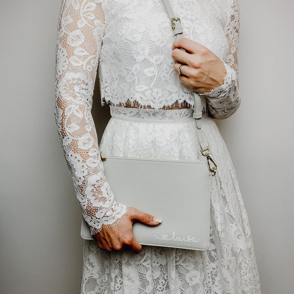 NobleDeer® Premium Umhänge- & Clutch-Tasche WUNSCHNAME "Herzchenschrift" (personalisiert)