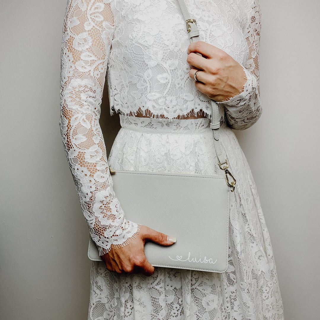 NobleDeer® Premium Umhänge- & Clutch-Tasche WUNSCHNAME "Herzchenschrift" (personalisiert)