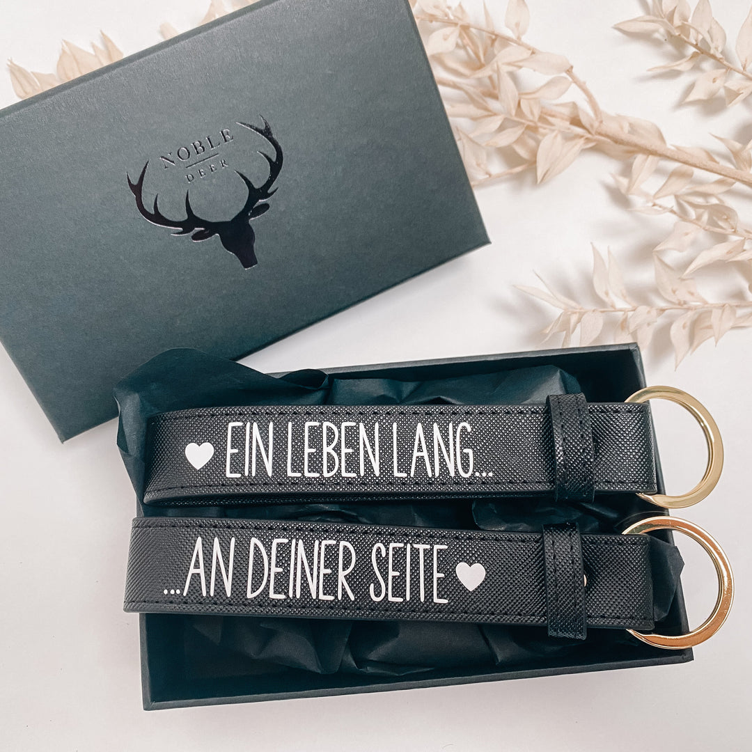 SET 2x NobleDeer® Premium Schlüsselanhänger EIN LEBEN LANG... + NobleDeer® Geschenkbox (individuell)