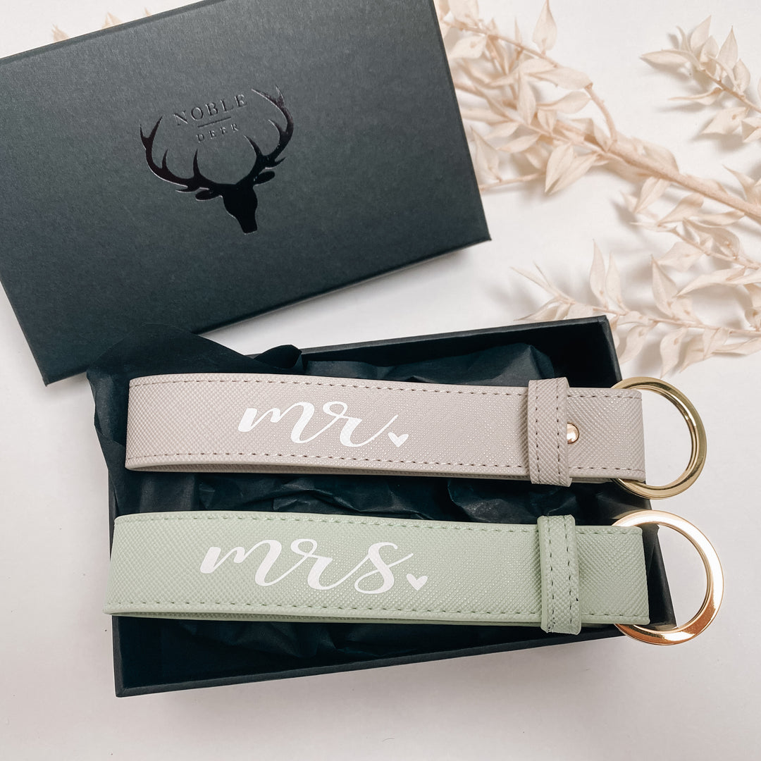 SET 2x NobleDeer® Premium Schlüsselanhänger MRS & MR + NobleDeer® Geschenkbox (individuell)