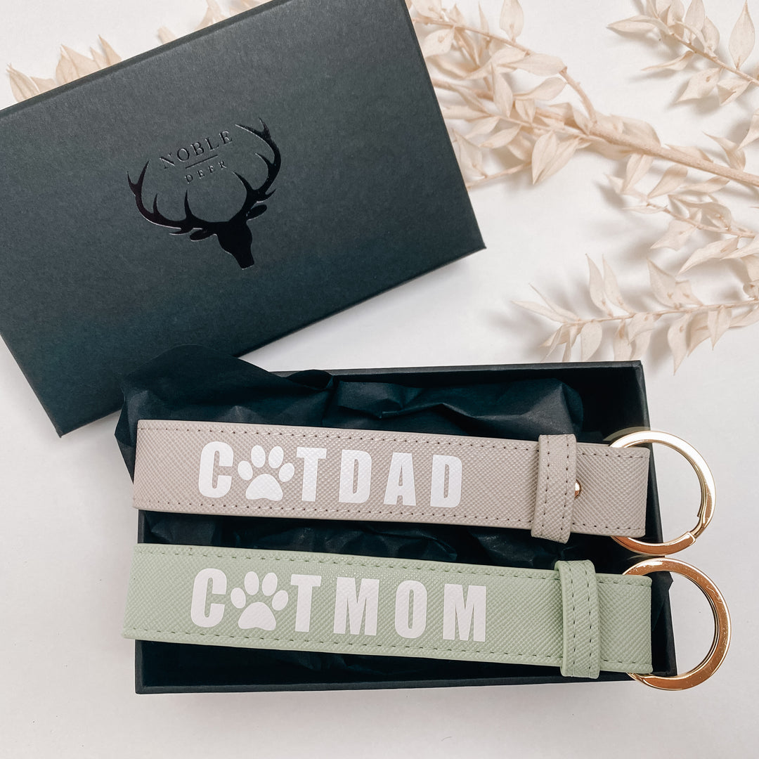 NobleDeer® Premium Schlüsselanhänger CATMOM | CATDAD (individuell)