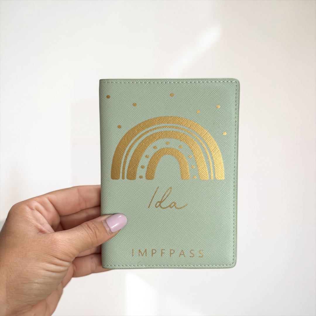 Impfpasshülle RAINBOW personalisiert mit Namen