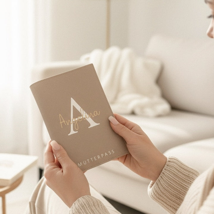 Mutterpasshülle NAME + INITIAL