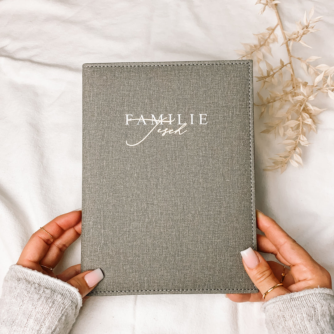 NobleDeer® Premium Stammbuch FAMILIE "Kalligrafie" (personalisiert)