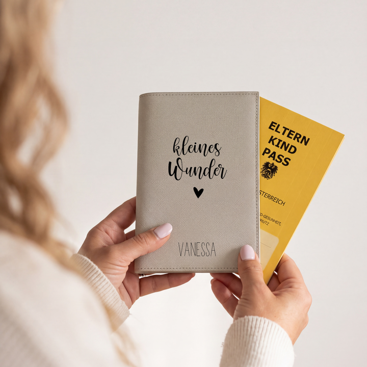 Mutter-Kind-Pass Hülle KLEINES WUNDER personalisiert mit Name
hellgrau grau