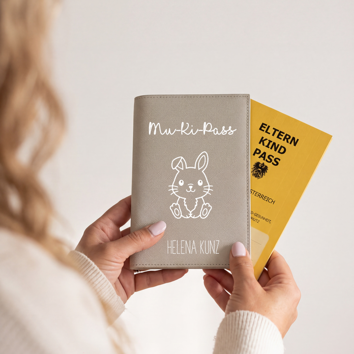 Mutter-Kind-Pass Hülle TIERBABYS personalisiert mit Name
 hellgrau grau