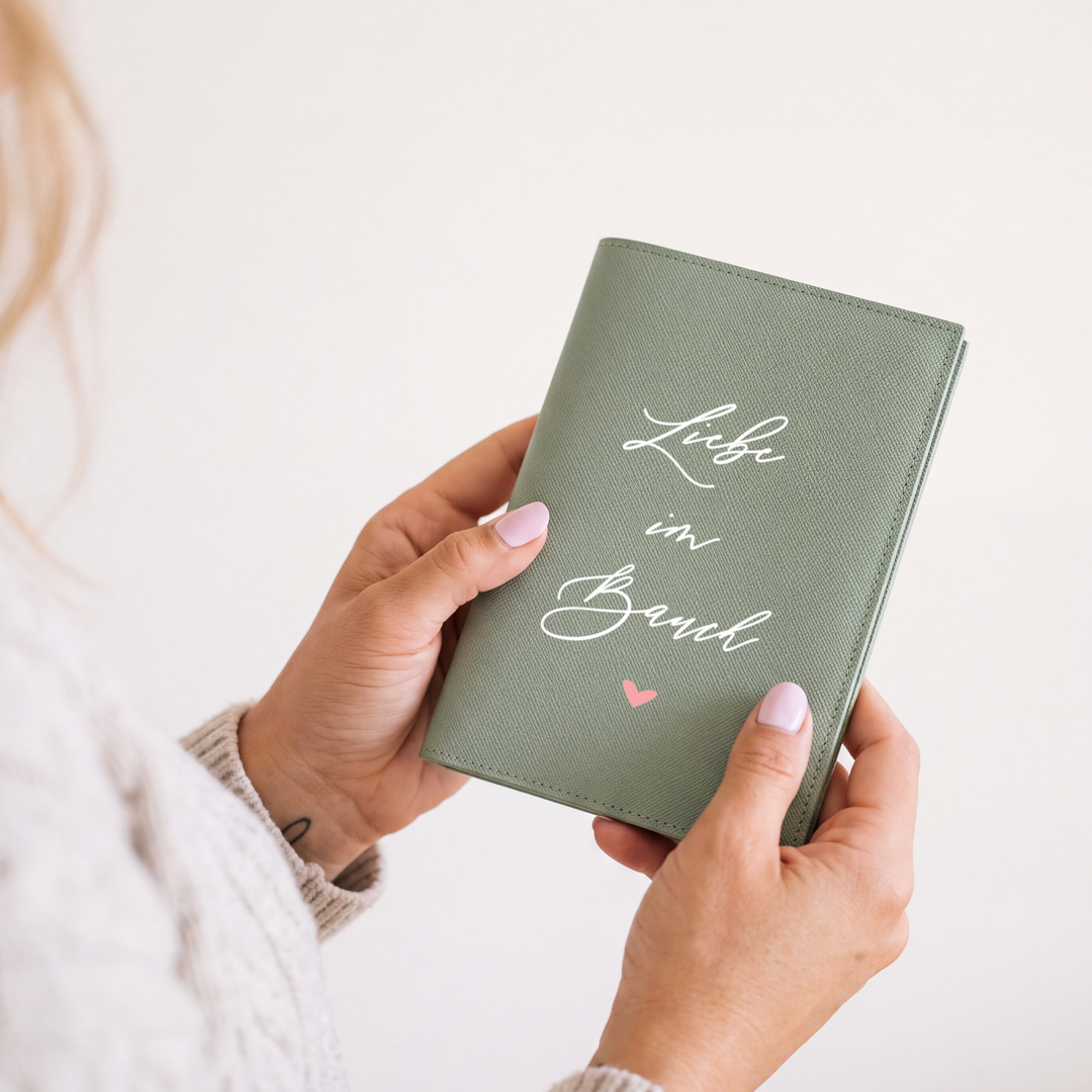 Mutter-Kind-Pass Hülle LIEBE IM BAUCH personalisiert mit Name salbei grün