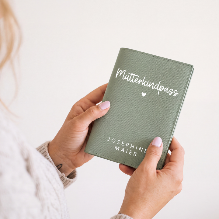 Mutter-Kind-Pass Hülle SCHLICHTE HARMONIE personalisiert mit Namen salbei grün
