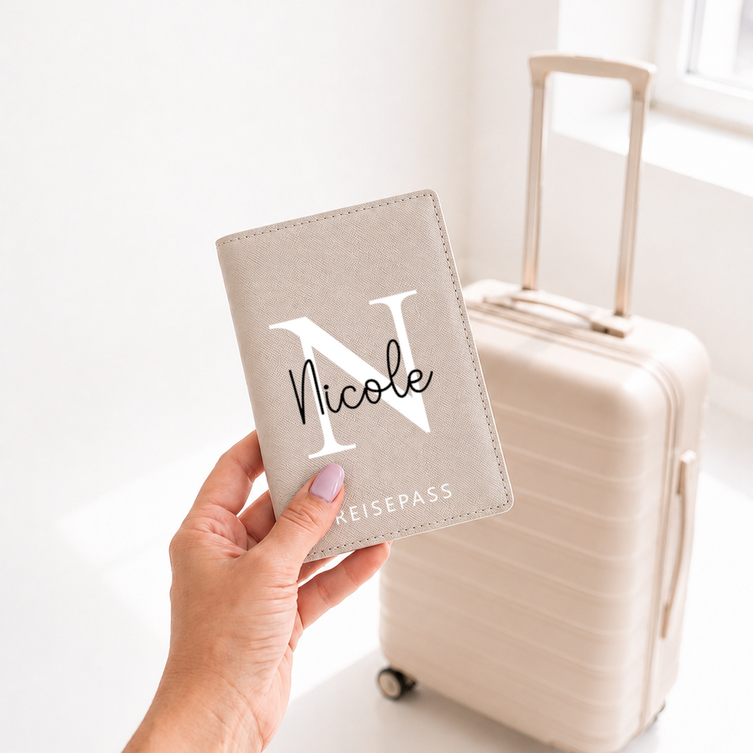 Reisepasshuelle Passport mit Name und Initial SAffiano Optik Kunstleder