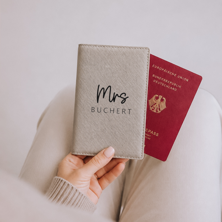 Reisepasshülle MRS / MR + NAME mittig