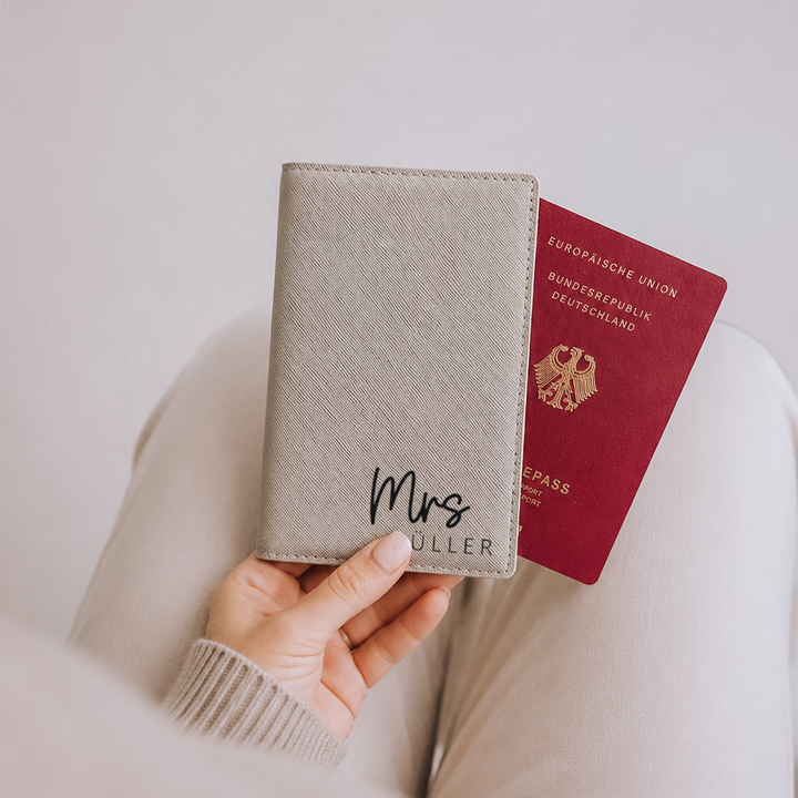 Reisepasshülle MRS / MR + NAME rechtsbündig