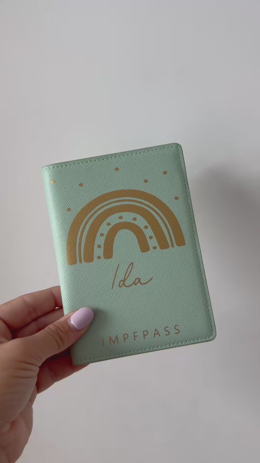 Impfpasshülle RAINBOW personalisiert mit Namen