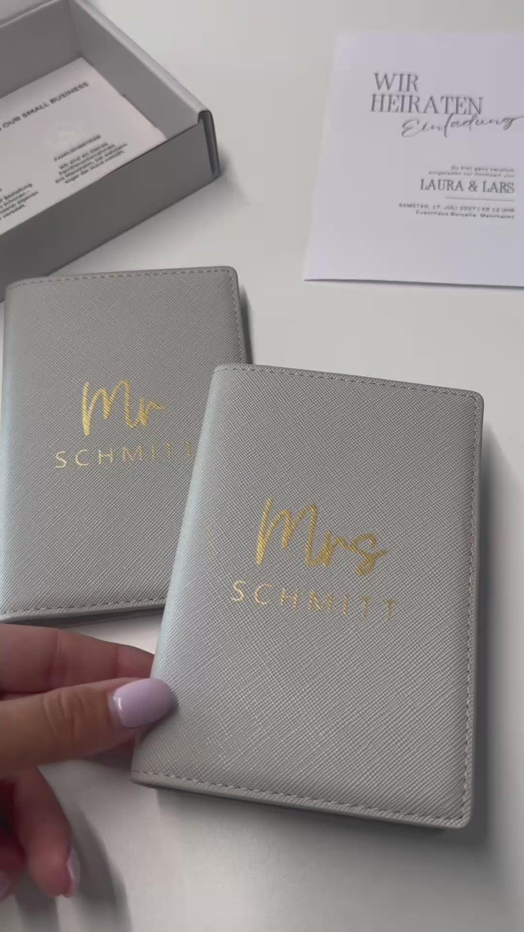 Reisepasshülle MRS / MR + NAME mittig