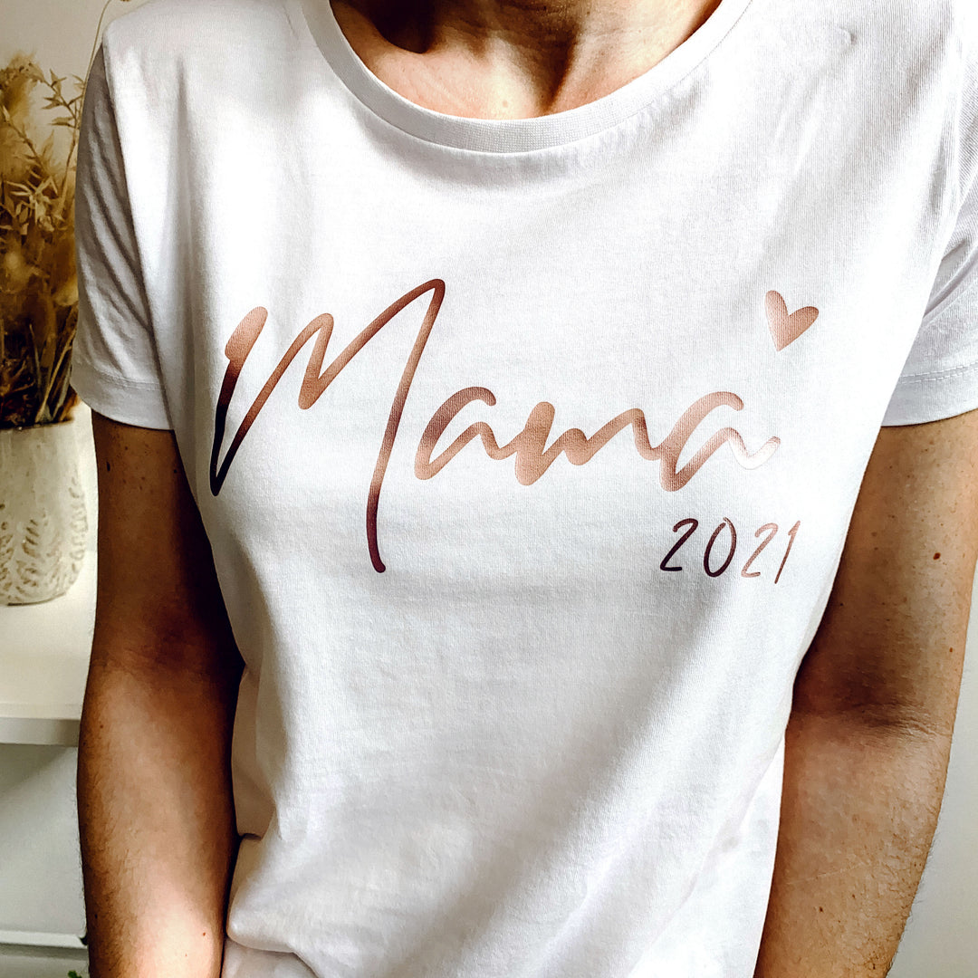 Damen Shirt in weiß mit dem Aufdruck Mama der Jahreszahl 2021 und einem kleinen herz