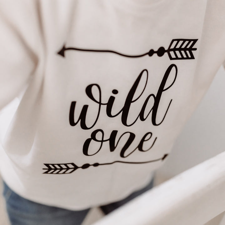 Aufdruck 'wild One' in schwarz auf weißem Baby-Shirt