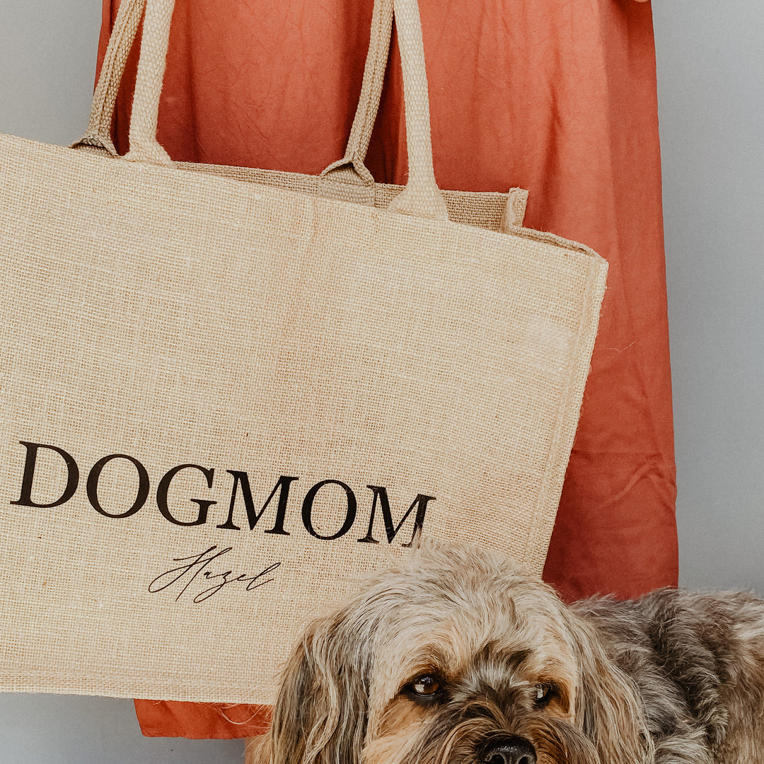 Tasche aus Jute mit dem Aufdruck DOGMOM und Hundenamen