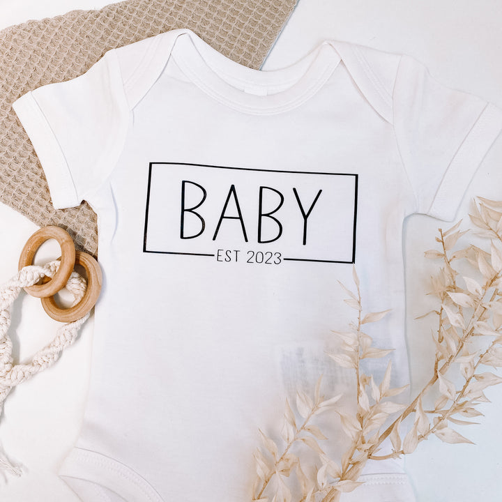 Baby-Body WUNSCHNAME + JAHRESZAHL "square" (personalisiert)
