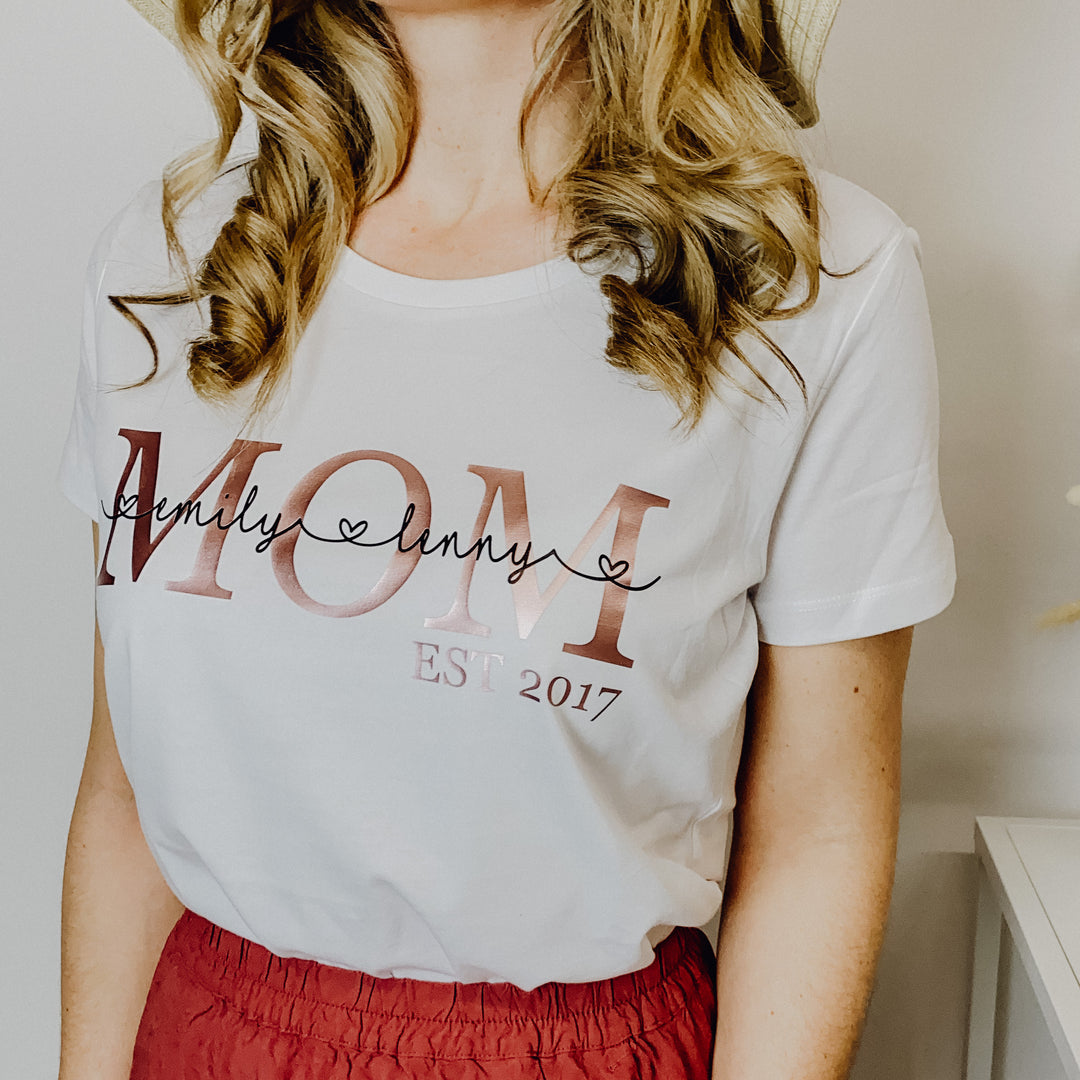 Damen T-Shirt regulär MOM EST (personalisiert) | KINDERNAMEN | MAMA | OMA | GEBURTSJAHR