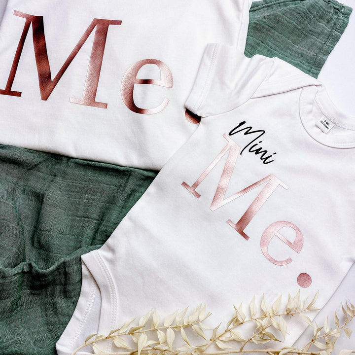 Damen Shirt und Baby-Body in weiß mit der Aufdruck ME und Mini ME, Partnerlook für Mama und Baby