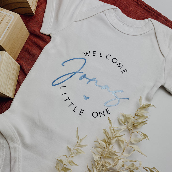 Baby-Body WELCOME LITTLE ONE + WUNSCHNAME "Melody" (personalisiert) | HERZ | SPRUCH