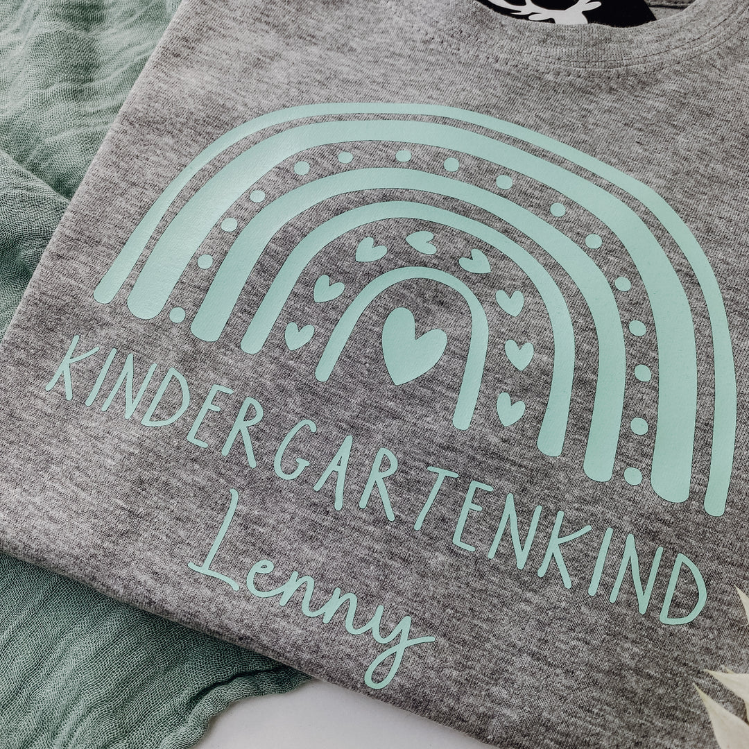 Baby-Shirt RAINBOW + KINDERGARTENKIND (personalisiert) | NAME | KINDERGARTEN | HERZ