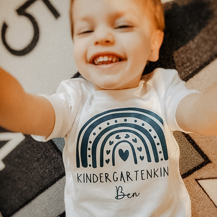 Baby-Shirt RAINBOW + KINDERGARTENKIND (personalisiert)