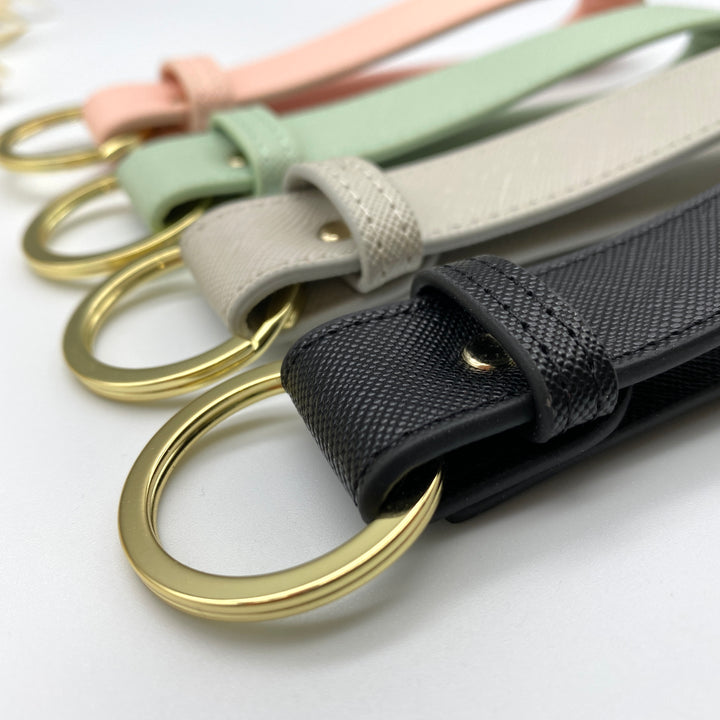 NobleDeer® Premium Schlüsselanhänger in verschiedenen Farben (personalisiert)