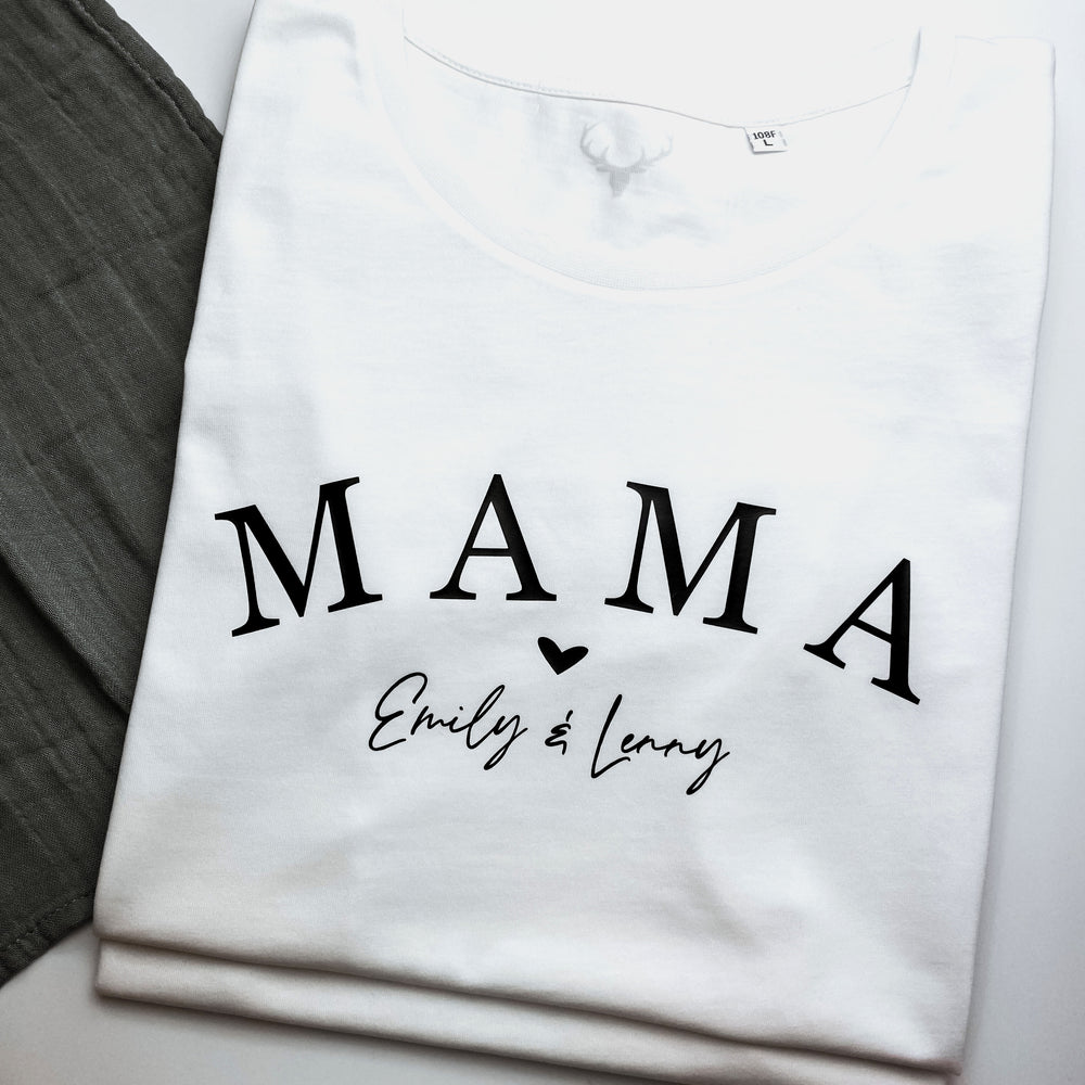 weißes Damen Shirt mit dem Aufdruck Mama und Kindernamen in schwarz