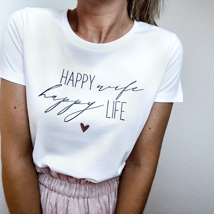 weißes Damen Shirt mit dem Aufdruck Happy wife happy life und ein kleines Herz