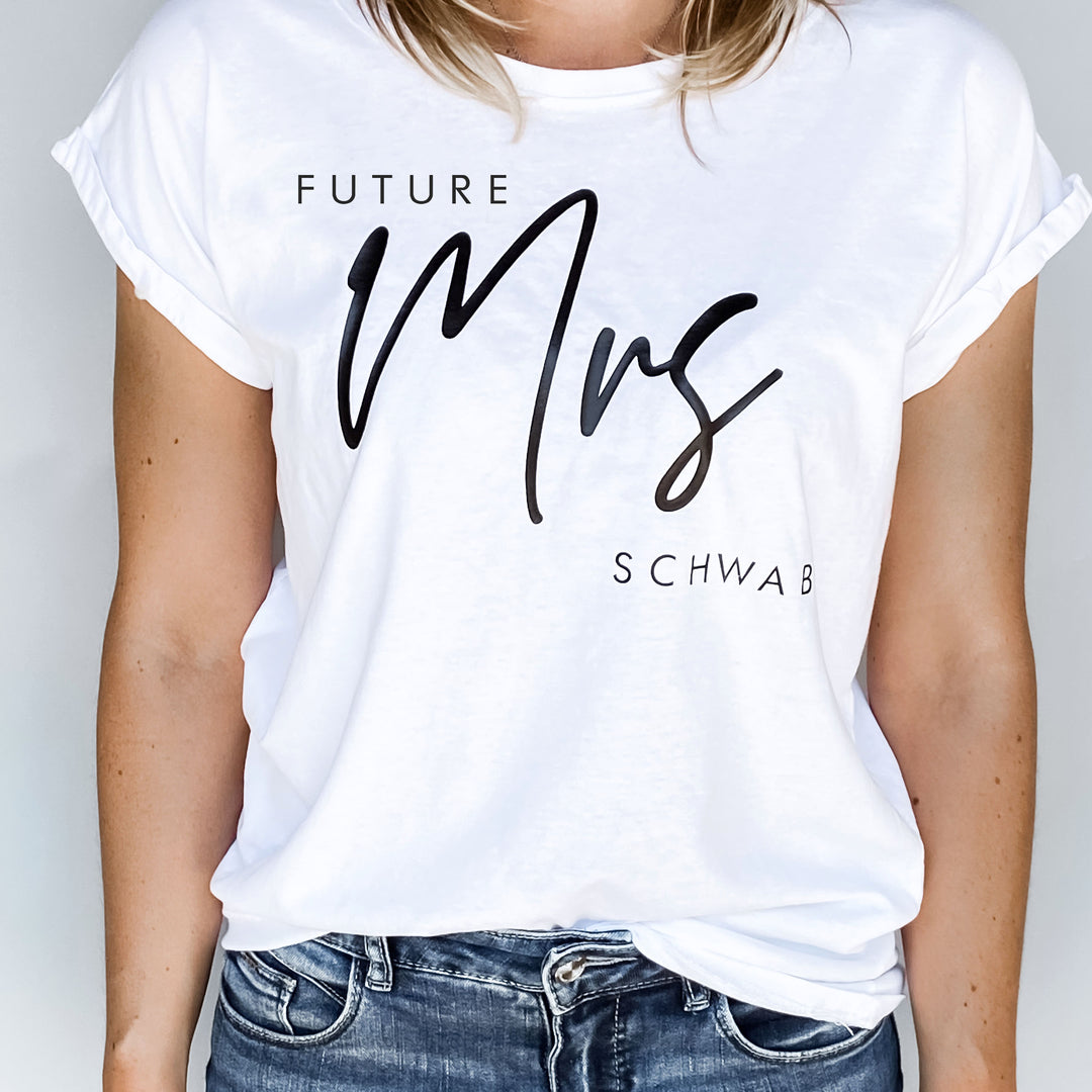 weißes Damen Shirt mit der Aufschrift FUTURE MRS + Name in schwarz