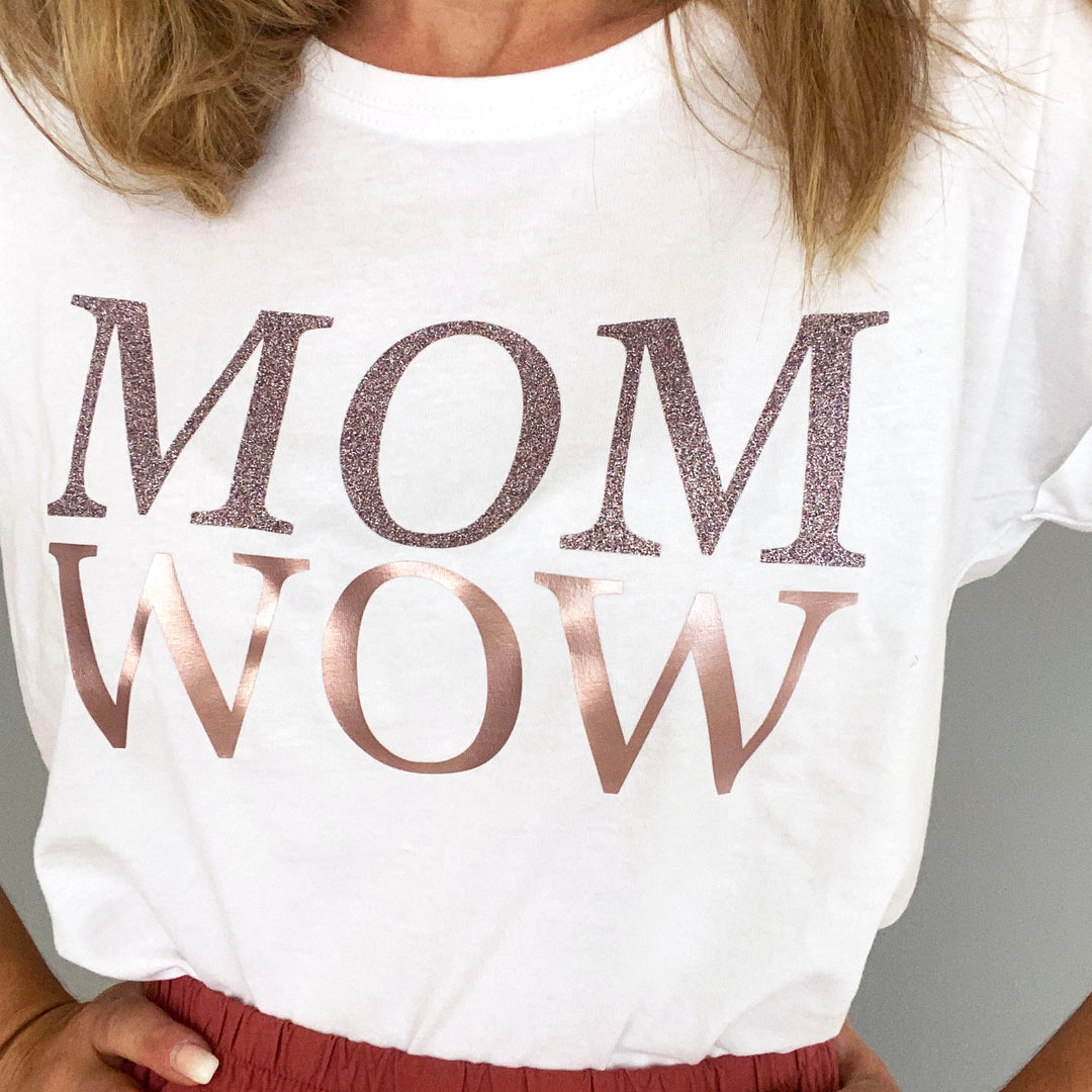 weißes Damen Shirt mit dem Aufdruck MOM und darunter WOW in rosegold und Glitzer